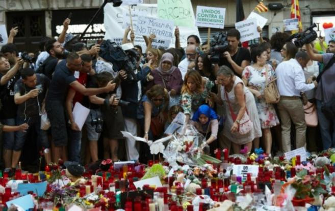 «Δεν φοβόμαστε»: Μεγάλη διαδήλωση κατά της τρομοκρατίας στη Βαρκελώνη